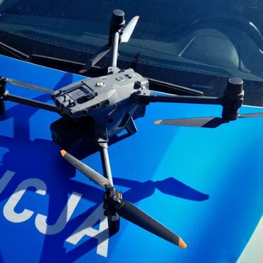 KPP Oświęcim. Policyjny dron na masce radiowozu