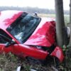 Seat uderzył w drzewo. Za kierownicą 19-latek bez prawa jazdy