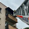 Niedopałek mógł wywołać duży pożar. Strażacy interweniowali na czwartym piętrze