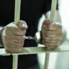 Poszukiwany 26-latek wpadł przy dworcu. Policjanci znaleźli przy nim amfetaminę