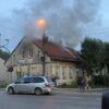 Pożar poddasza w centrum miasta. Widać ogień i dym [AKTUALIZACJA]