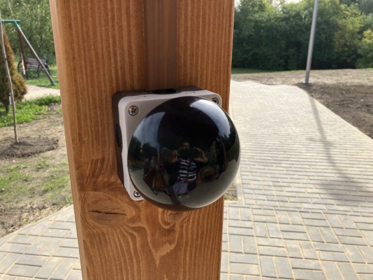 przycisk uruchamiający tężnię na osiedlu Karpackim przy ul. Giewont 18
