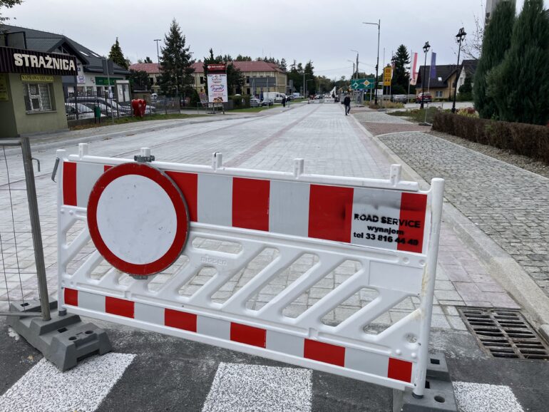 fragment Strumieńskiej koło Urzędu Gminy Jasienica zamknięty