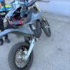 Jechał motocyklem na jednym kole. Stracił prawo jazdy na trzy miesiące