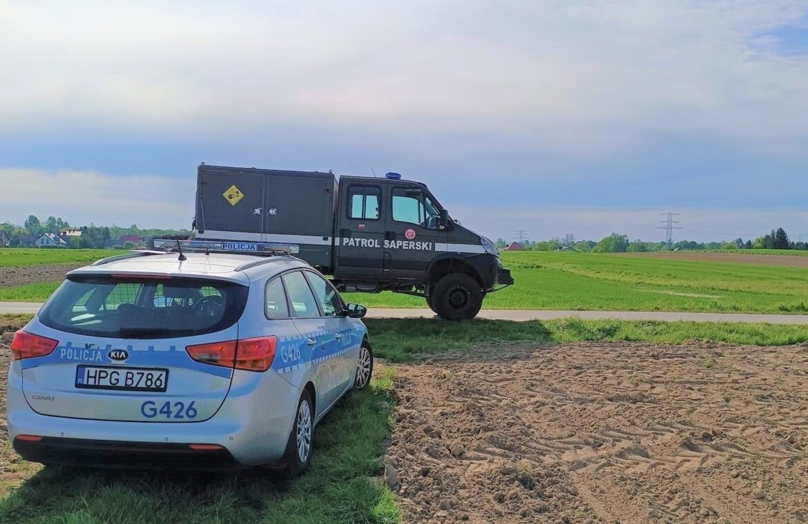 KPP Oświęcim. Niewypał niewybuch woz saperski i radiowóz