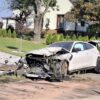 Wyprzedzał na łuku drogi. BMW wypadło z jezdni i uderzyło w ogrodzenie